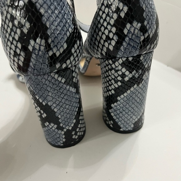 Gianni Bini Linyanne Snake Block Heel Sandal size 9 blue black - Picture 9 of 9